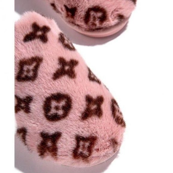 “Luxury” Faux Fur House Slippers in Pink - Picture 2 of 9